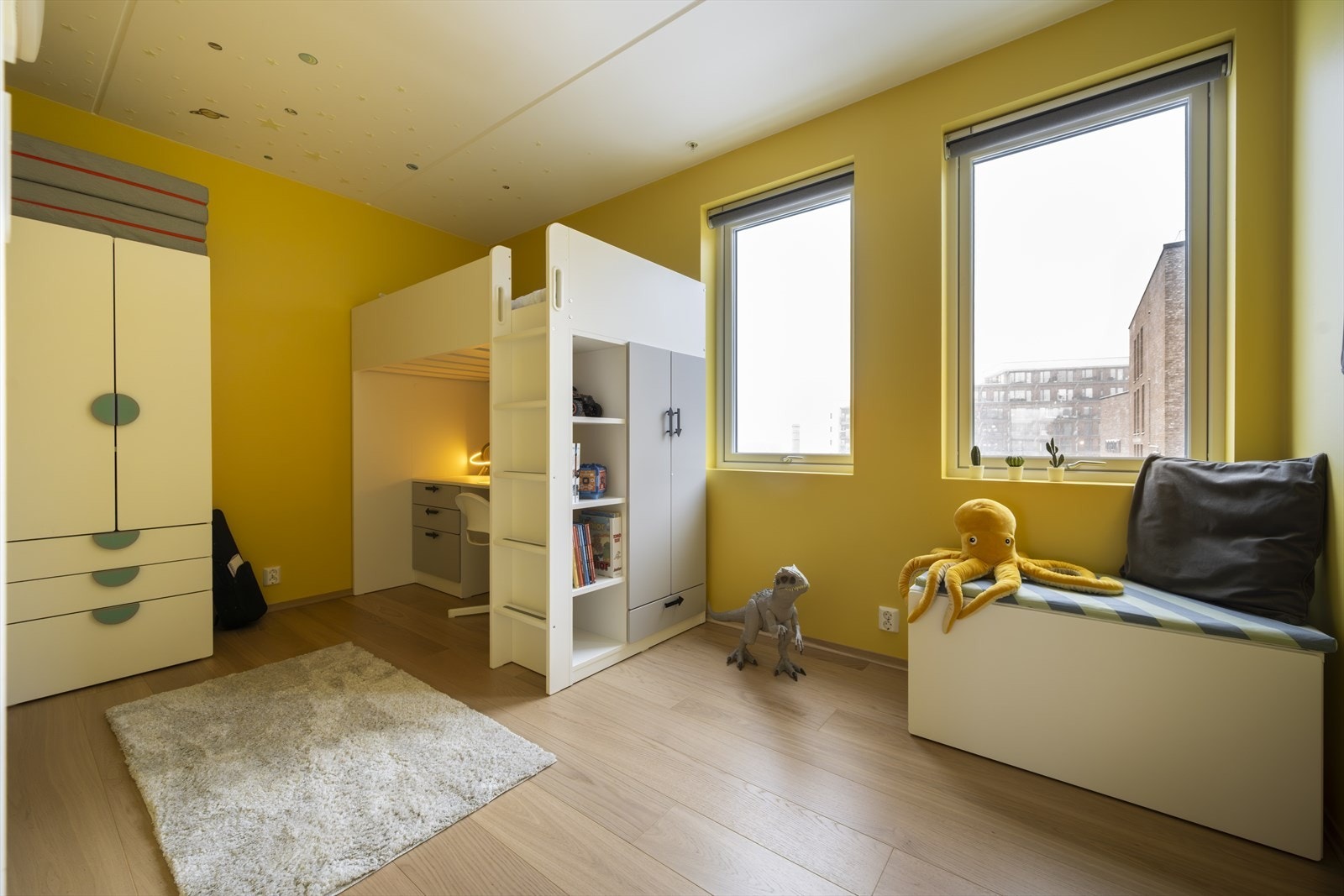 Soverommene er romslige og fleksible, med god plass til seng, skap og øvrige møbler. Galleribilde