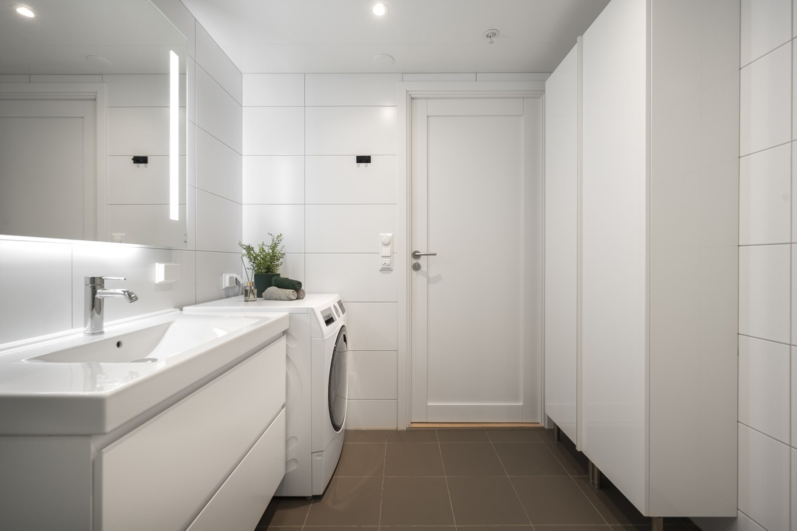 Himlingen har lakkerte stålplater med innfelte downlights. Badet er innredet med vegghengt klosett, servant nedfelt i innredning og dusjhjørne med svingbare glassdører, samt opplegg for vaskemaskin. Galleribilde