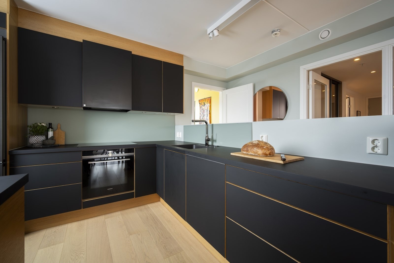 Det er integrert oppvaskmaskin, platetopp og stekeovn, samt kjøkkenventilator plassert over kokeplassen. Galleribilde