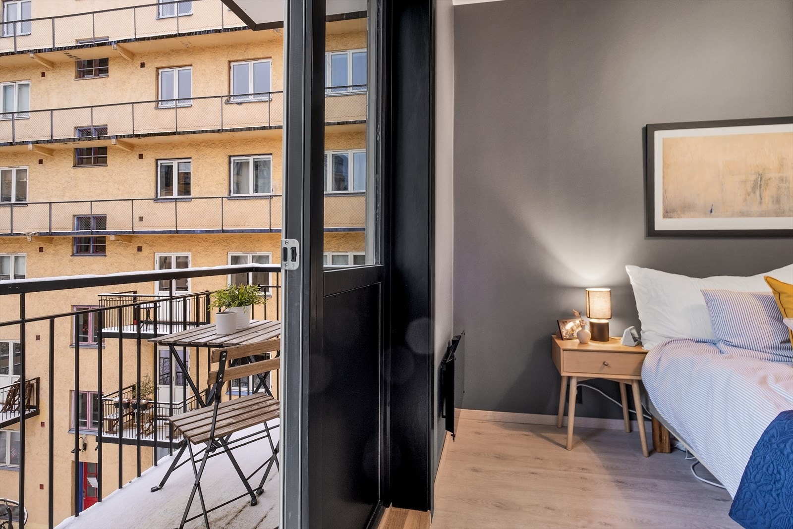 Fra soverommet og ut mot balkong - fine lysforhold og en rolig helhet. Galleribilde