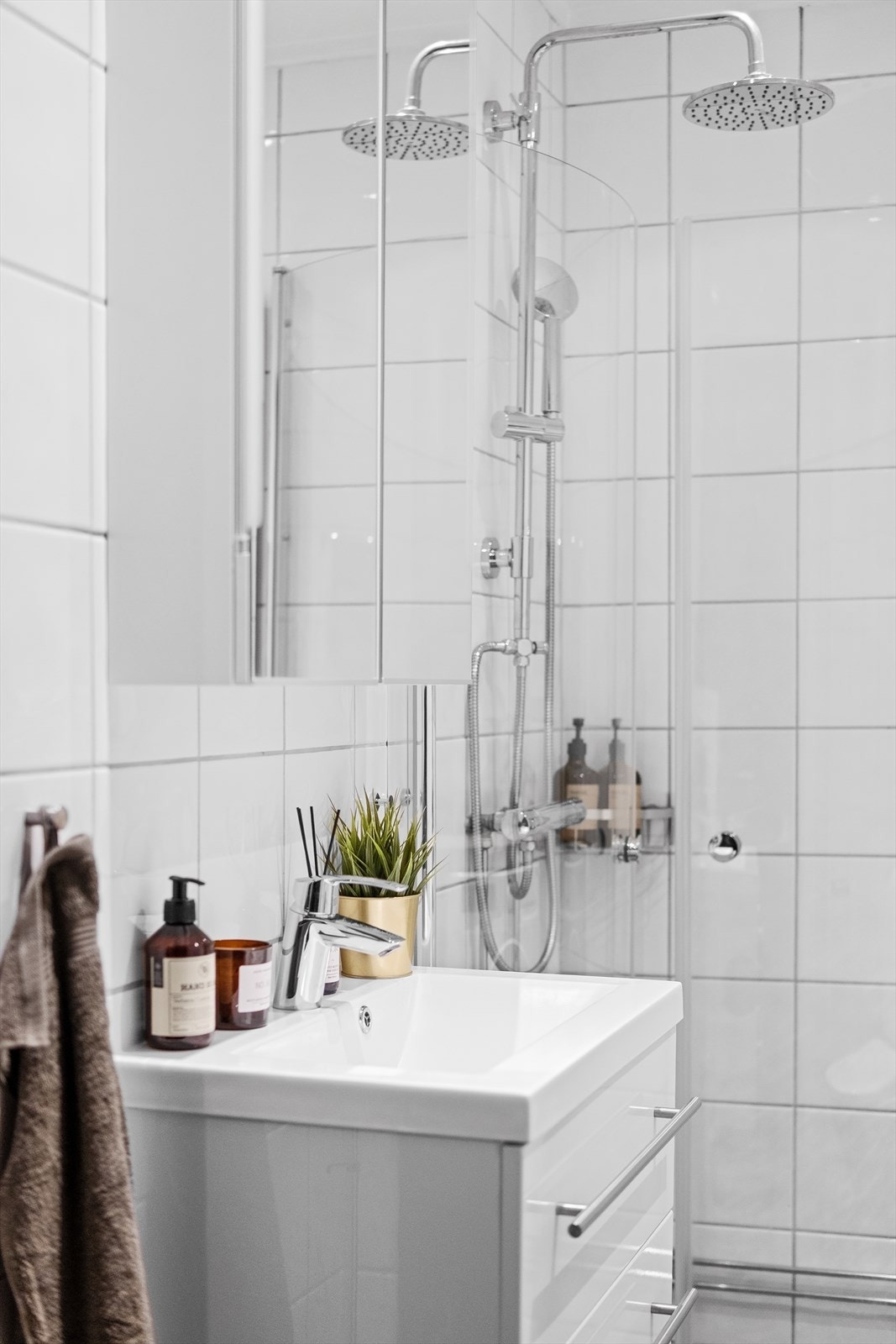 Detalj som viser benkeplass og gjennomtenkt oppbevaring på badet. Galleribilde