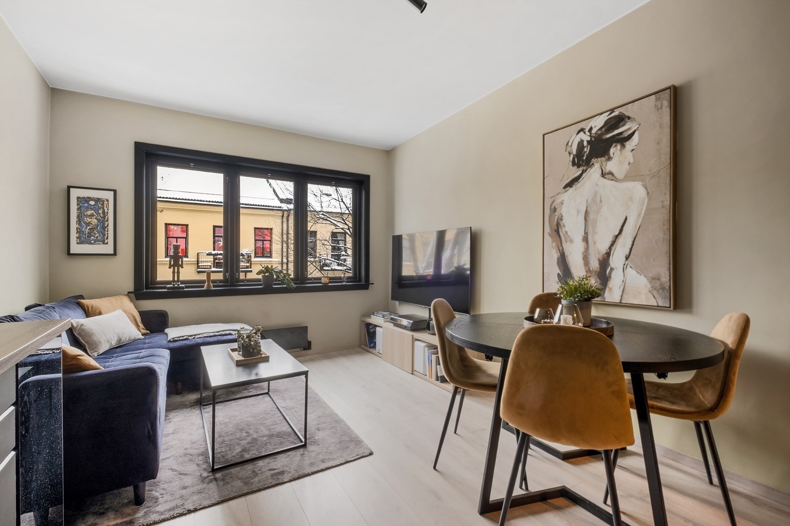 Romslig stue med naturlige soner for både spising og avslapning. Galleribilde