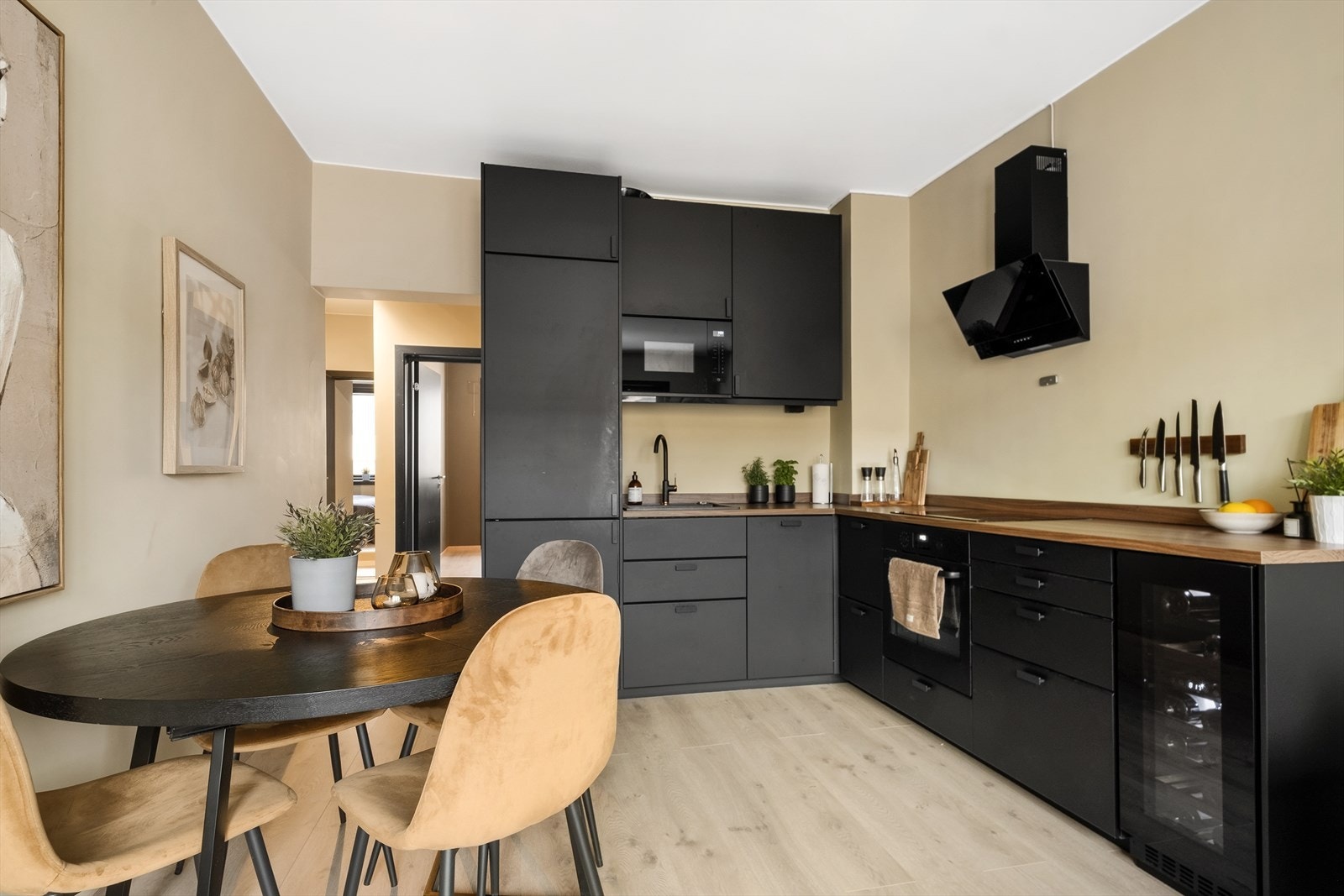 Moderne kjøkken (oppgradert 2023) med god skapplass og rikelig benkeareal. Galleribilde