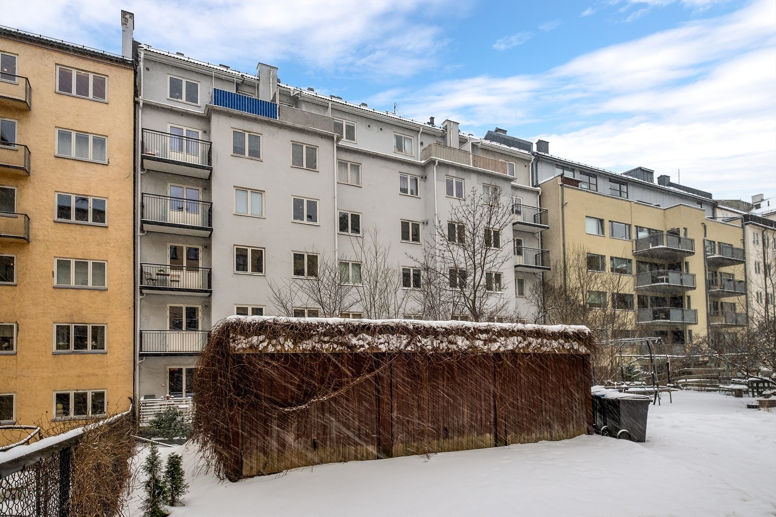 Skjermet gårdsrom mellom bygningene - en rolig kontrast til bylivet. Galleribilde