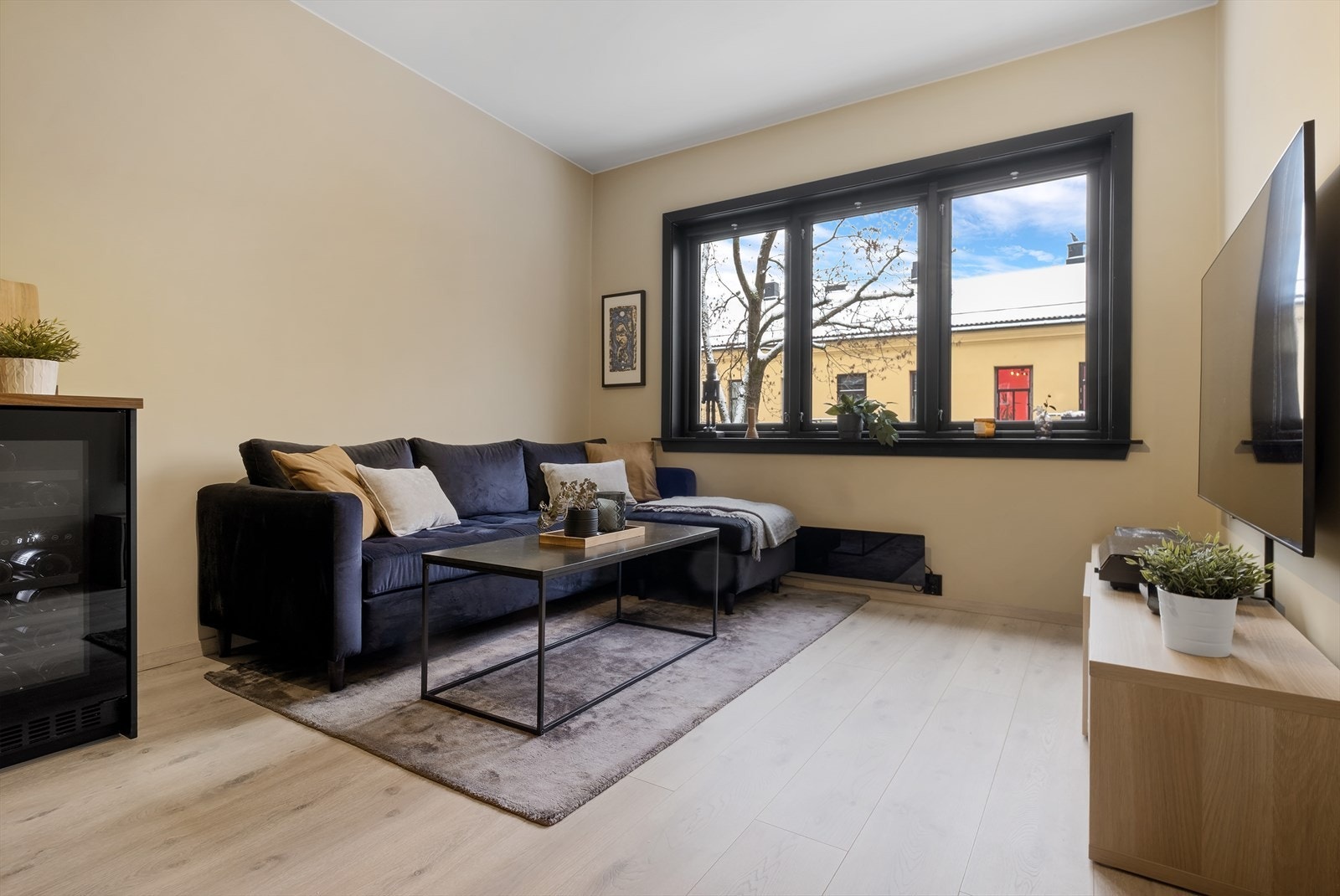 Velkommen til Johannes Bruns gate 12E! Stuen oppleves ekstra luftig med store vindusflater og god plass til sofagruppe og tv-sone. Foto: Stian Frøysang Galleribilde