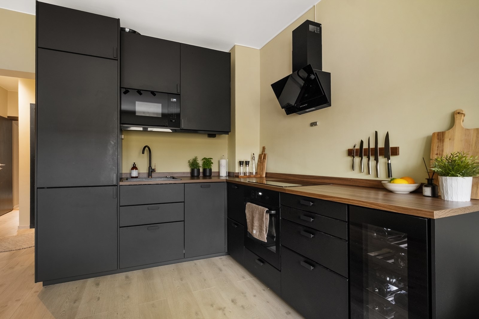 Kjøkkenet byr på smarte løsninger og god arbeidsplass - perfekt for både hverdag og selskap. Galleribilde