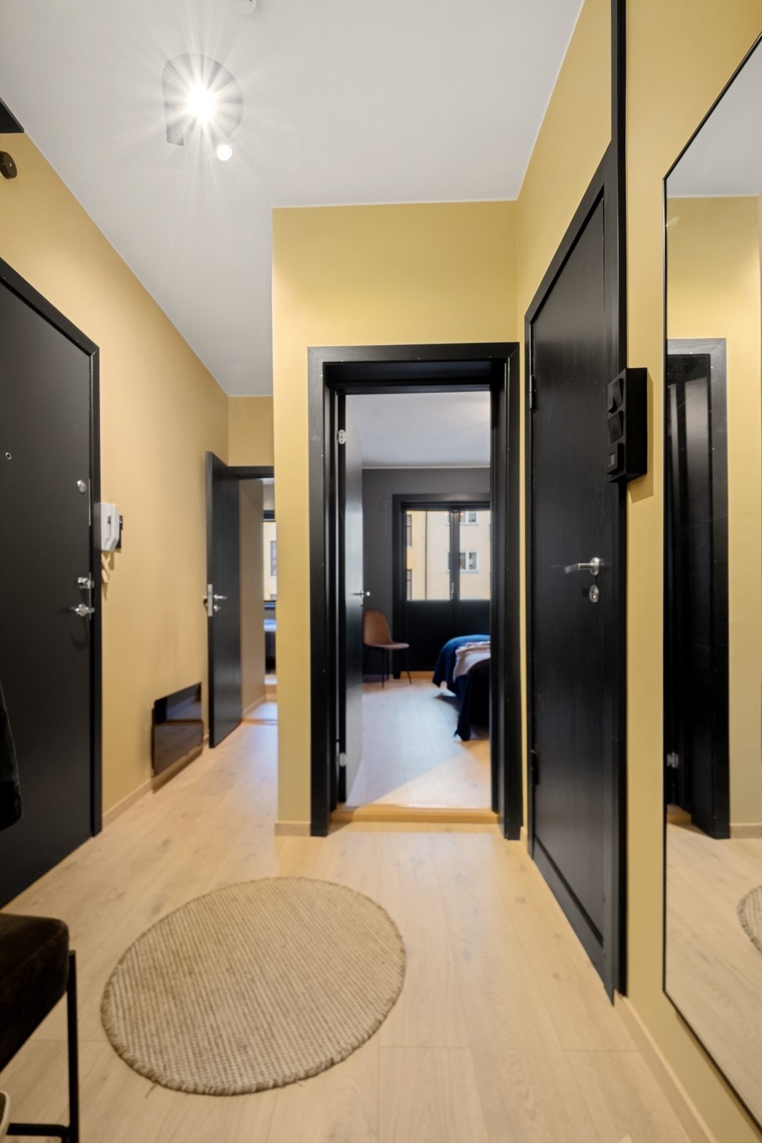 Gang med god oversikt - herfra når du alle rom på en effektiv og arealsmart måte. Galleribilde