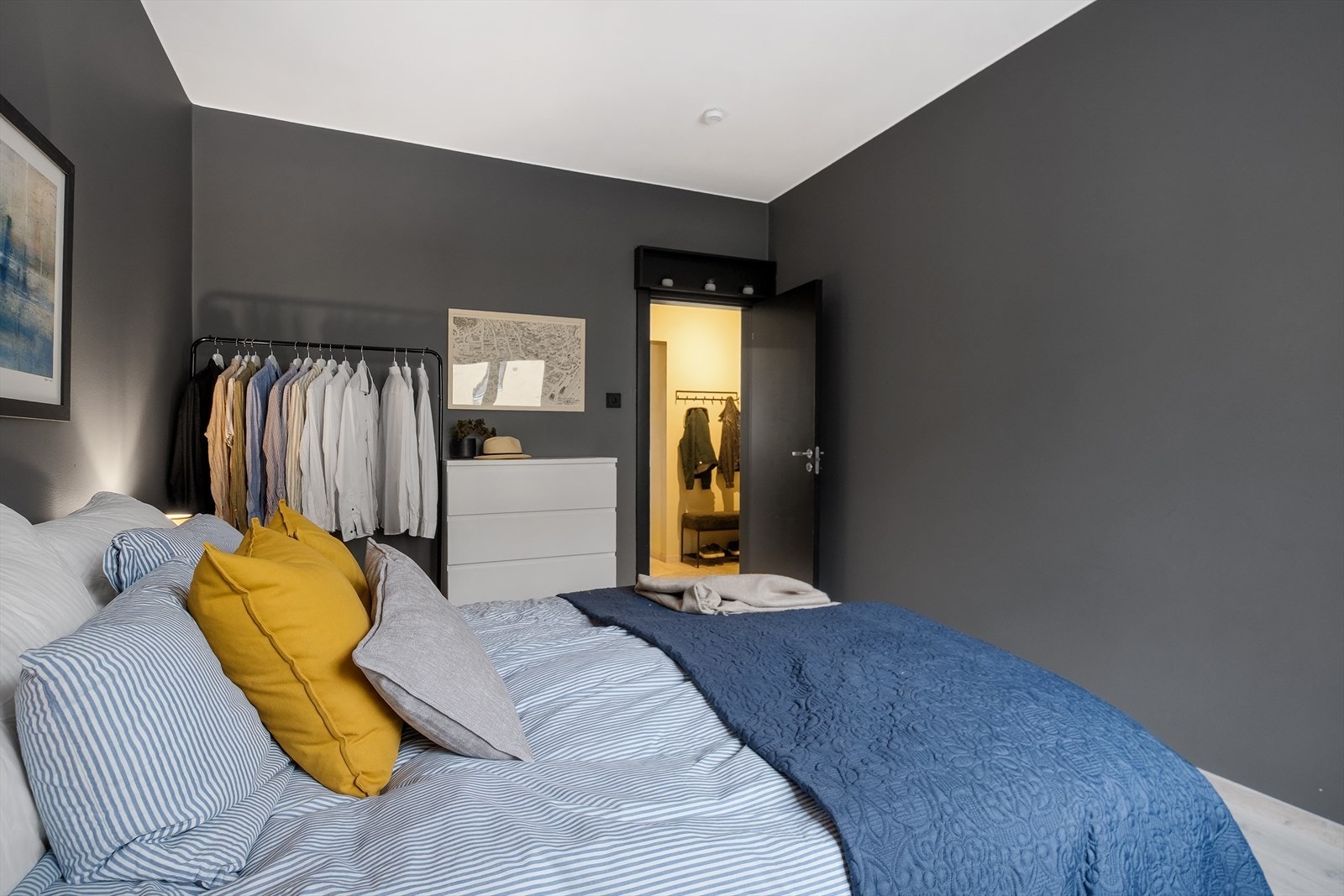 Hovedsoverom med rolig atmosfære og plass til dobbeltseng, nattbord og ekstra møblering. Galleribilde