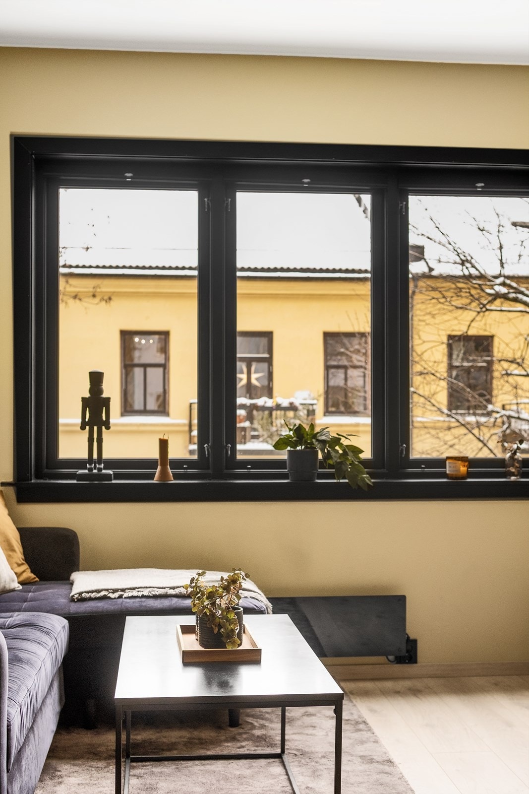 Store vinduer slipper inn rikelig med dagslys og gir en luftig atmosfære. Galleribilde