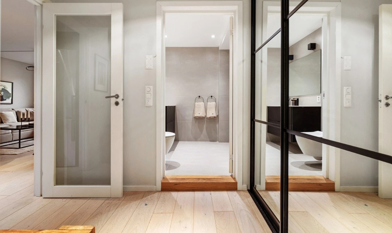 Gang - her er det en dyp skyvedørsgarderobe Galleribilde