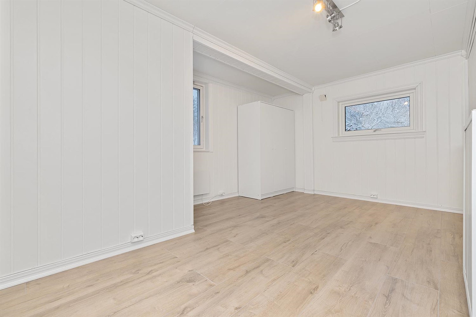 Boligen har 2 soverom i lyse fargetoner. Her finner du en garderobeløsning. Galleribilde