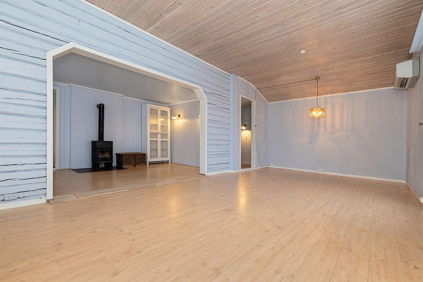 Lys stue av god størrelse med plass til flere sittegrupper. Galleribilde