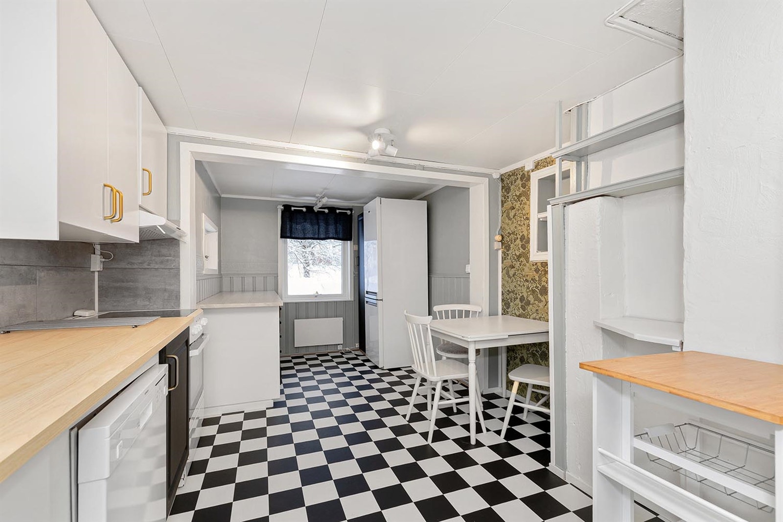 På kjøkkenet medfølger det oppvaskmaskin, komfyr og kjøleskap/frys. Galleribilde