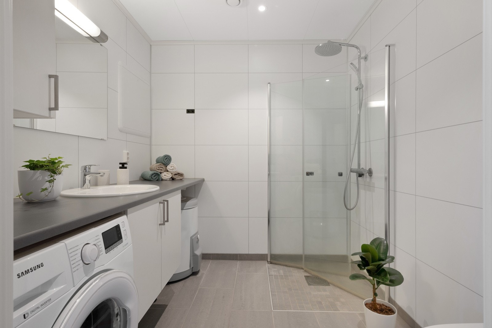 Praktisk bad med opplegg for vaskemaskin Galleribilde