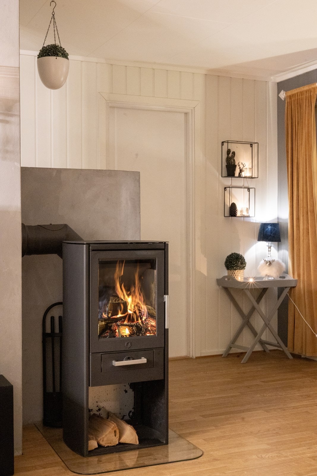 Døren bak vedovnen fører til soverommet i denne etasjen. Galleribilde