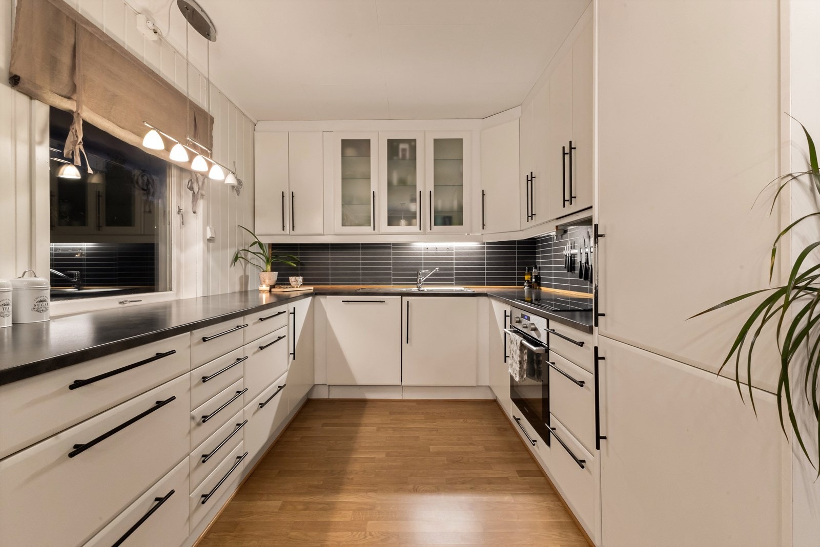 Kjøkkeninnredning fra ca. 2011 og har alle nødvendige hvitevarer. Galleribilde