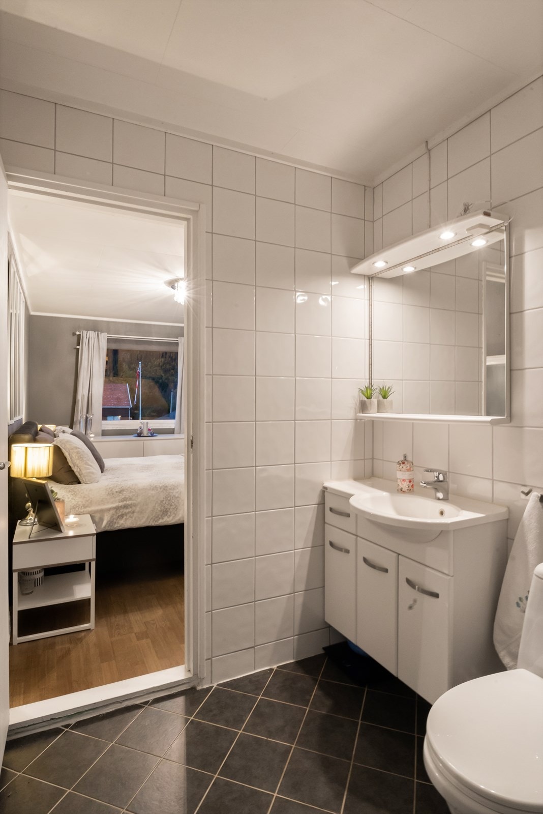 Fra badet mot soverommet. Galleribilde