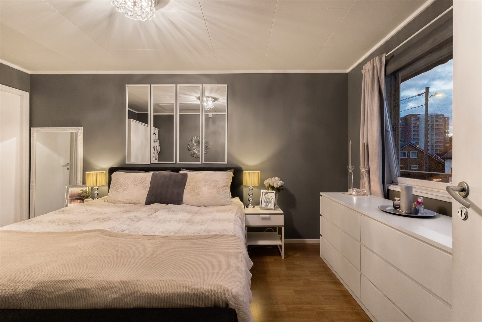 Soverommet er stort av størrelse. Galleribilde