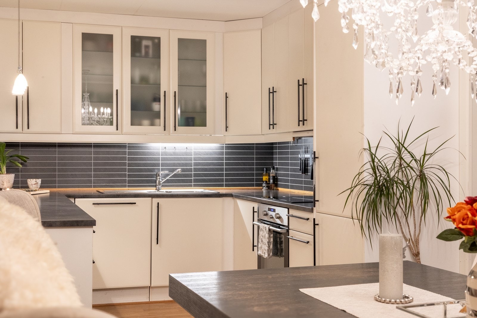 Takhøye skap og godt med benkeplass på kjøkkenet. Galleribilde