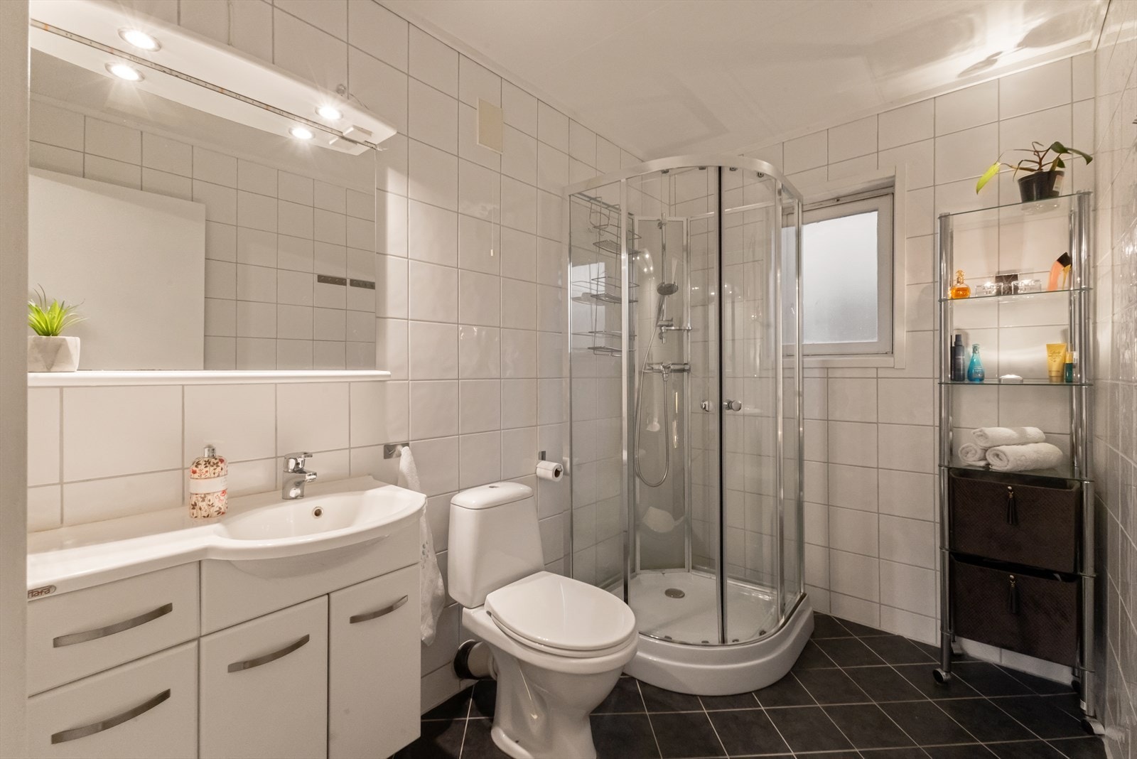 Pent bad fra 2010 med varme i gulv , dusjkabinett m.m. Galleribilde