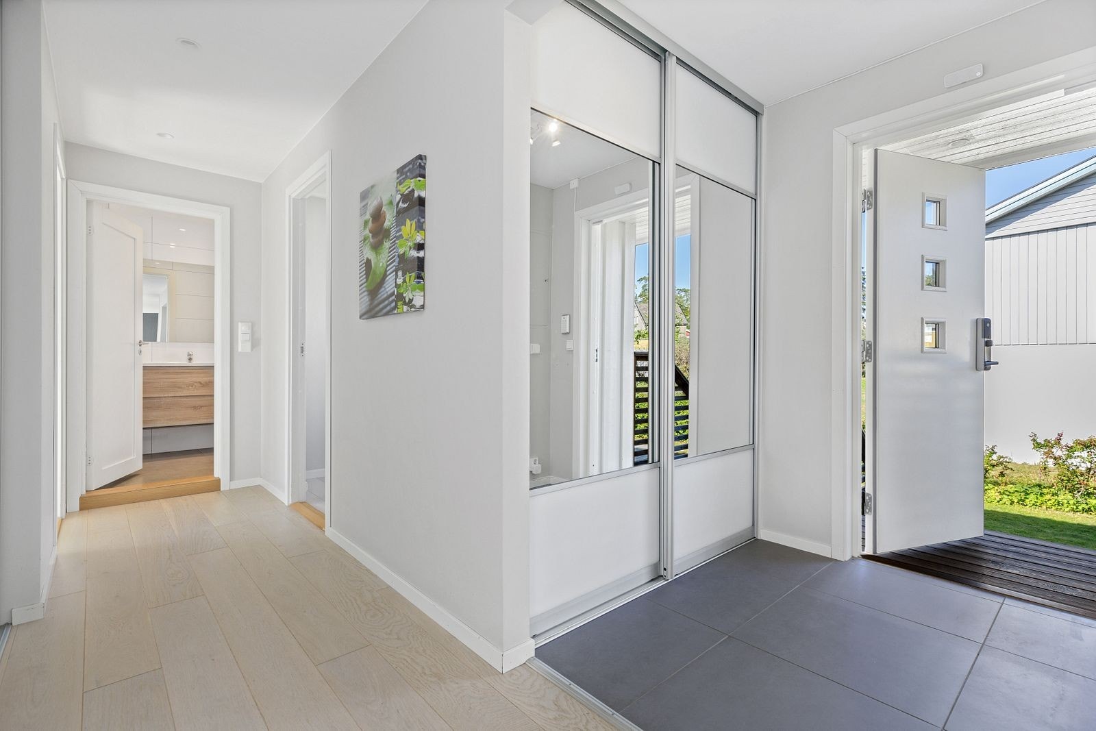 Boligens overflater innvendig er hovedsaklig fra 2016. Galleribilde