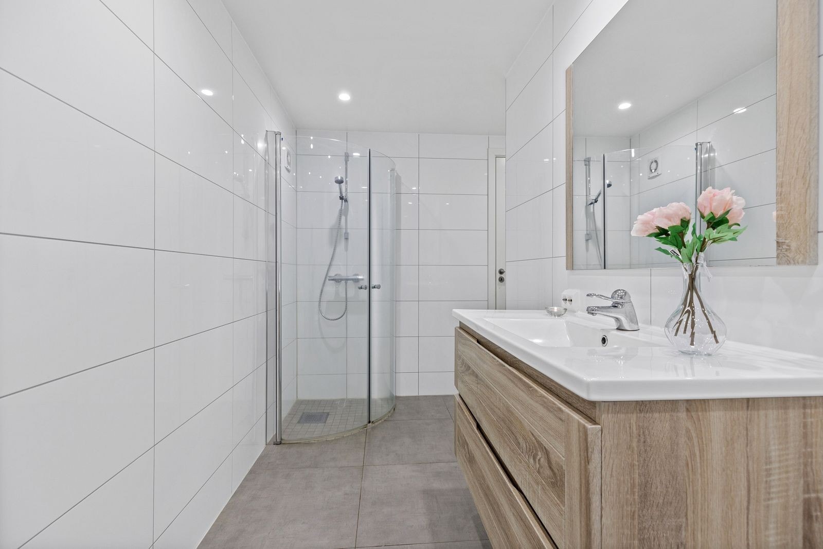 Bad/vaskerom er beliggende i underetasjen og er flislagt med varmekabler i gulv, oppusset i 2016. Galleribilde