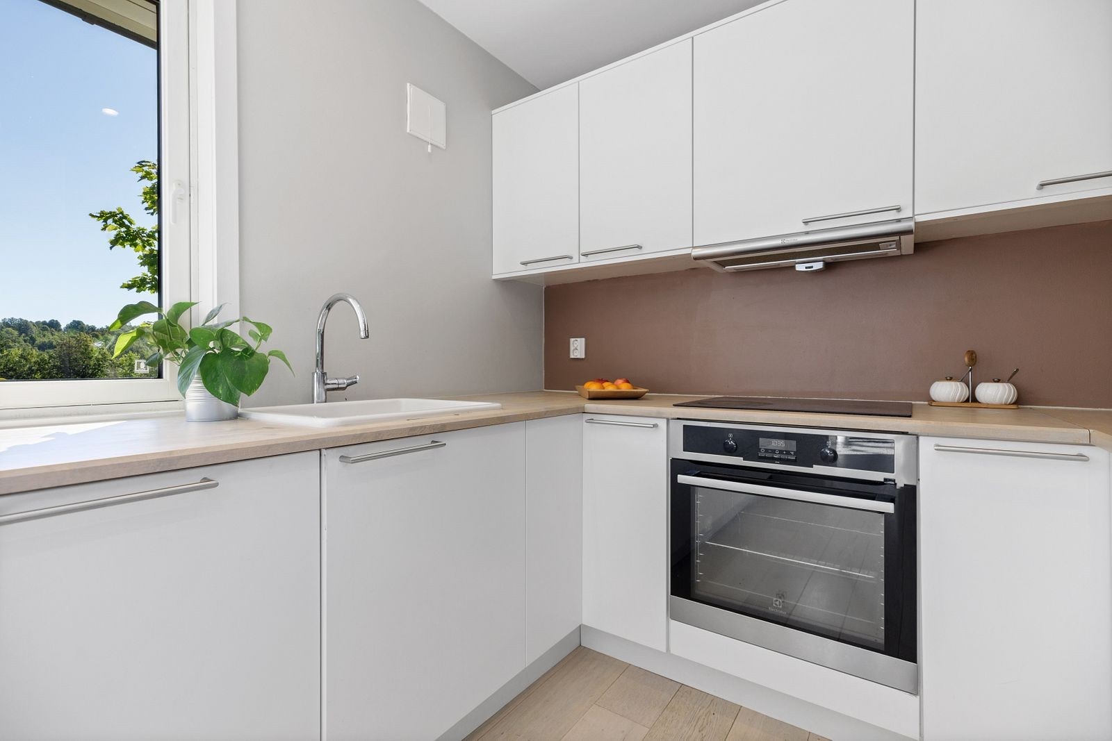 Epoq innredning fra 2016 har hvite slette fronter. Oppvaskmaskin byttet i 2024. Galleribilde