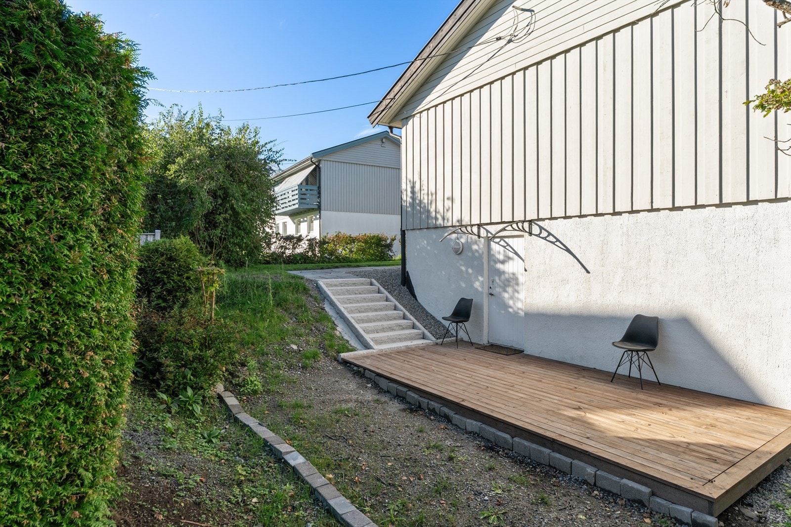 Adkomst til hybel. Plattingen er tiltenkt som uteareal for leietagere. Galleribilde
