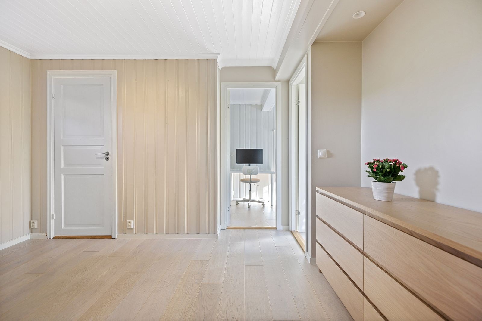 Allrom i underetasjen som lett kan innredes som en kjellerstue. Galleribilde