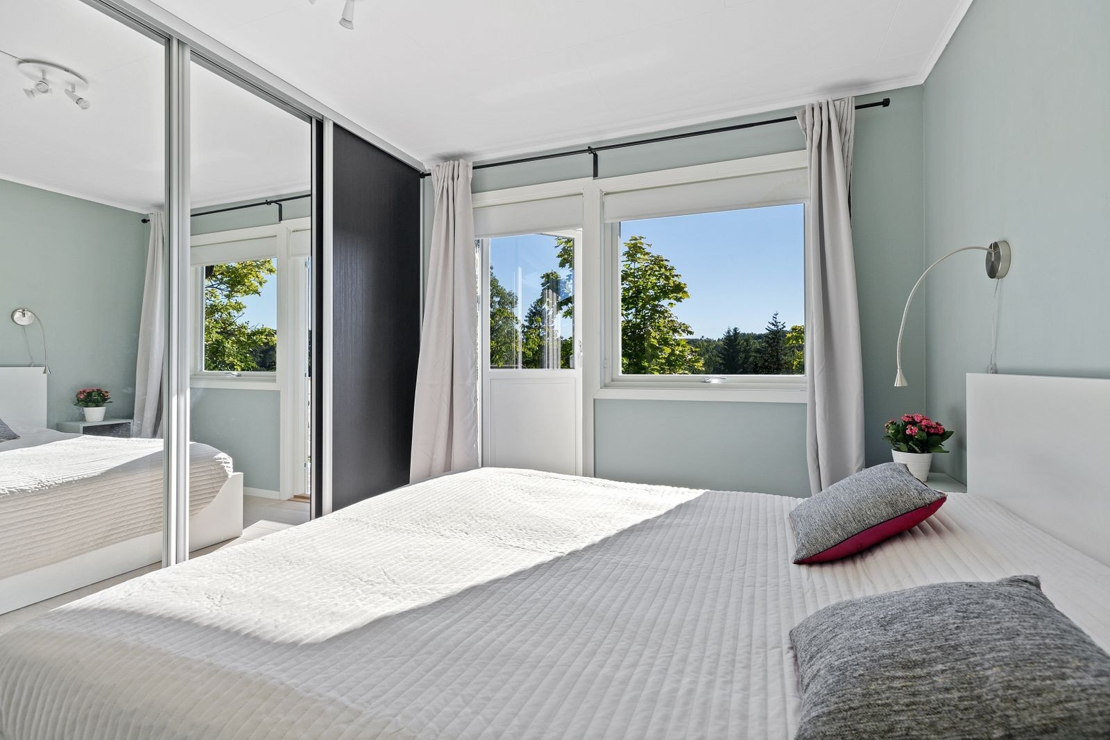 Hovesoverommet har godt med oppbevaringsplass i store garderobeskap. Galleribilde