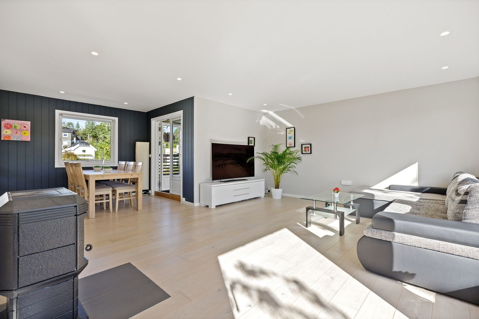 Stuen har god plass til flere møbleringsmuligheter for å skape den stuen du selv ønsker. Galleribilde