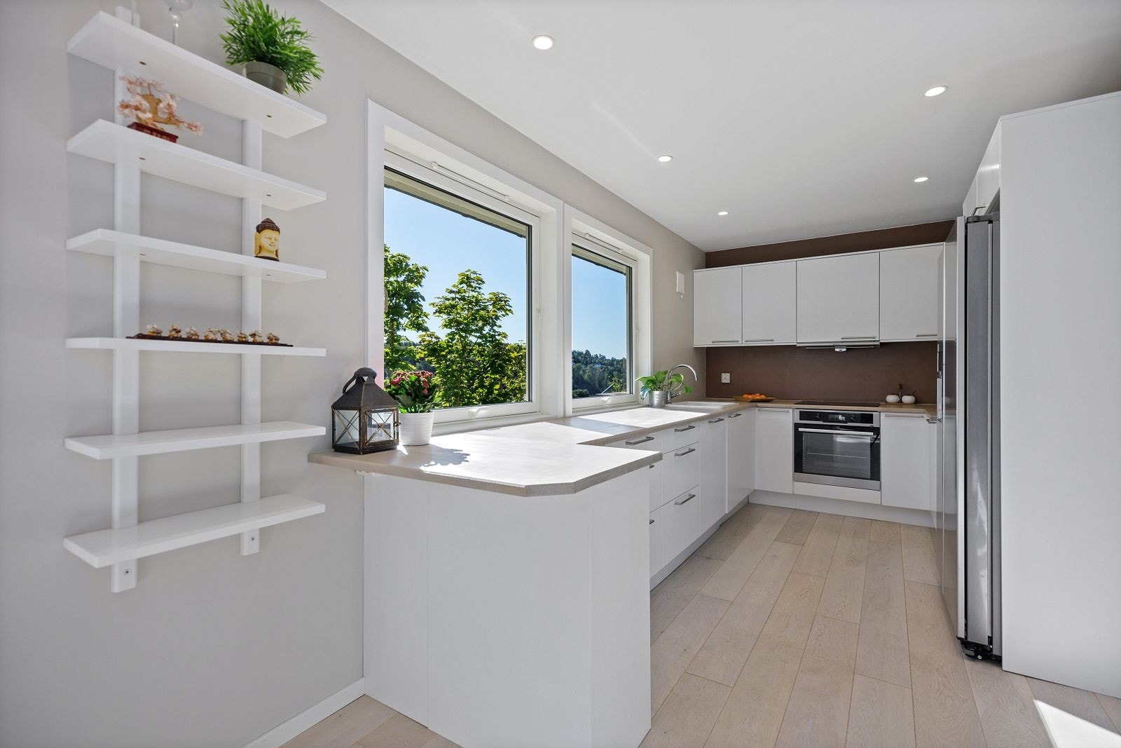 Kjøkkenet er innredet i en praktisk form som har godt med skap- og benkeplass. Benkeplaten ble byttet i 2023. Galleribilde