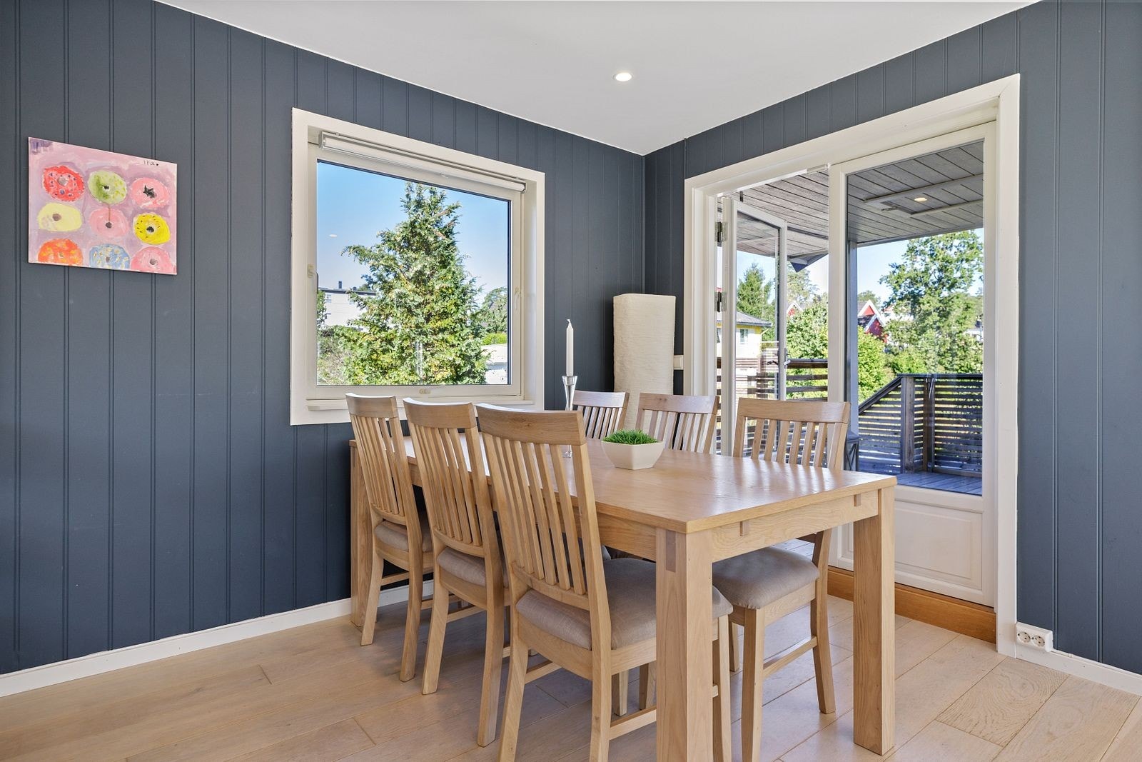 Her kan venner og familie samles rundt bordet, utgang til terrasse med dobbeltfløyet dør. Galleribilde