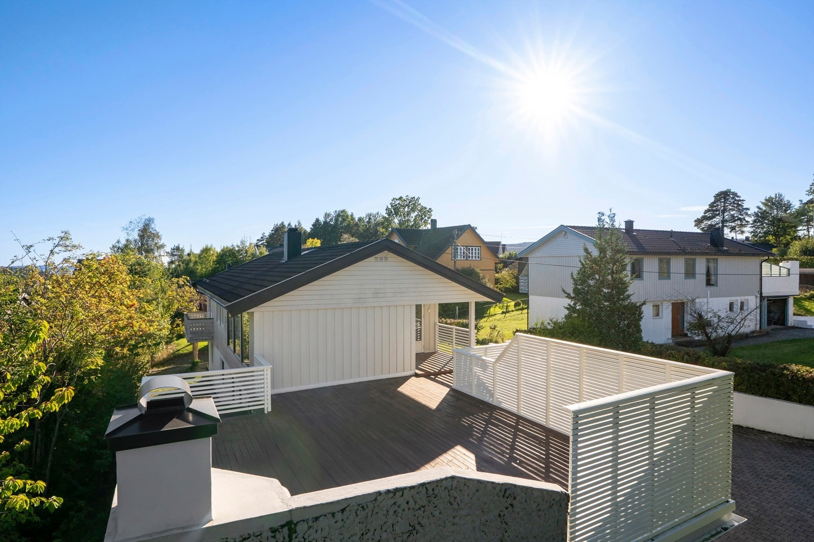 Her ute er det god plass til å innrede i flere soner med hagemøbler og grill. Galleribilde