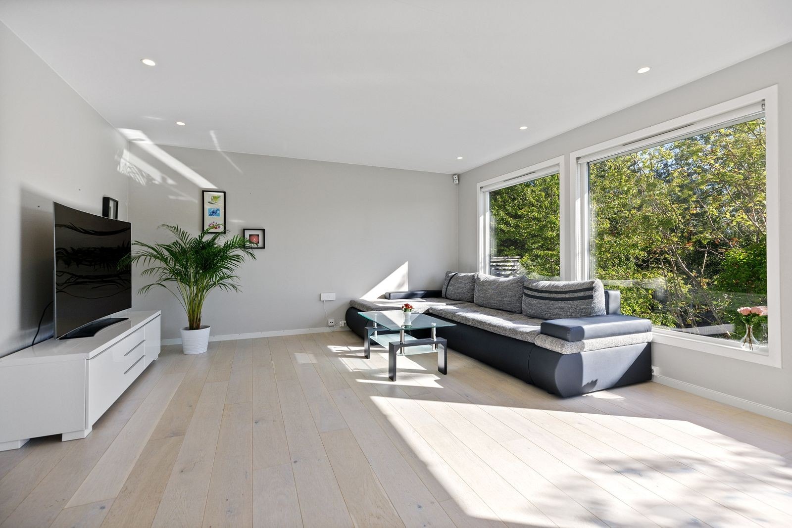 Videre byr stuen på flere store vindusflater som slipper inn mye naturlig lys, og skaper en god atmosfære i rommet. Galleribilde