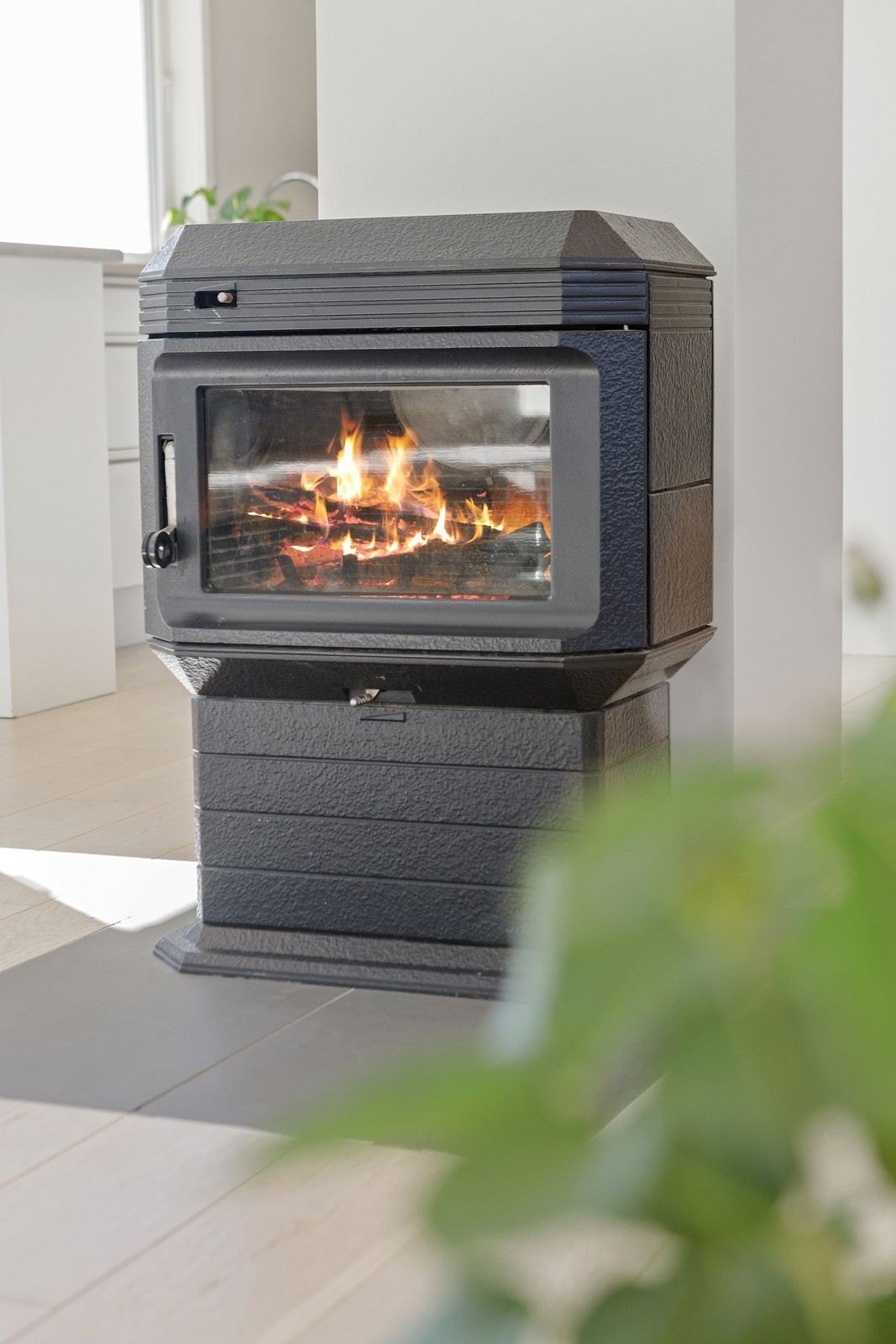 Her er det montert vedovn, som gir god varme og hygge på kalde dager. Galleribilde