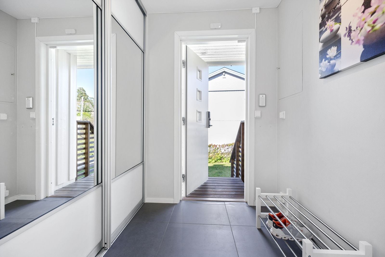 Her ønskes du velkommen inn i lys flislagt entré med skyvedørsgarderobe. Galleribilde