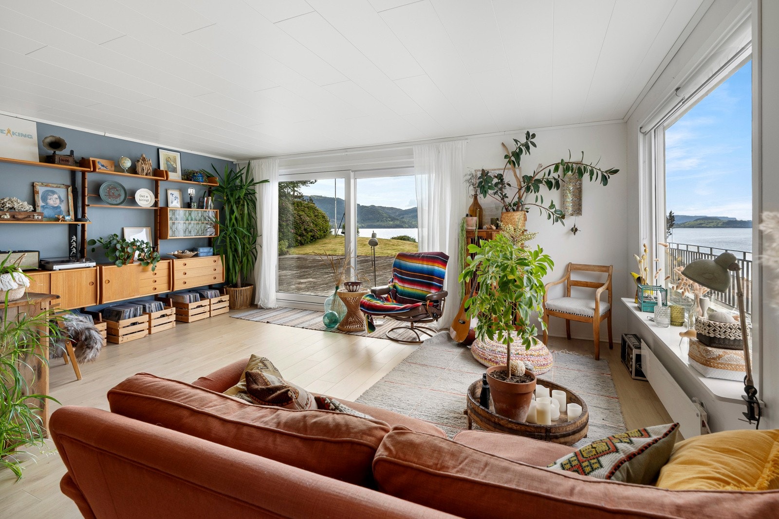 Leilighet 1 er stilfullt oppusset og har en gjennomtenkt planløsning med åpen stue- og kjøkkenløsning, store vindusflater mot sjøen, lyse overflater og god takhøyde. Galleribilde