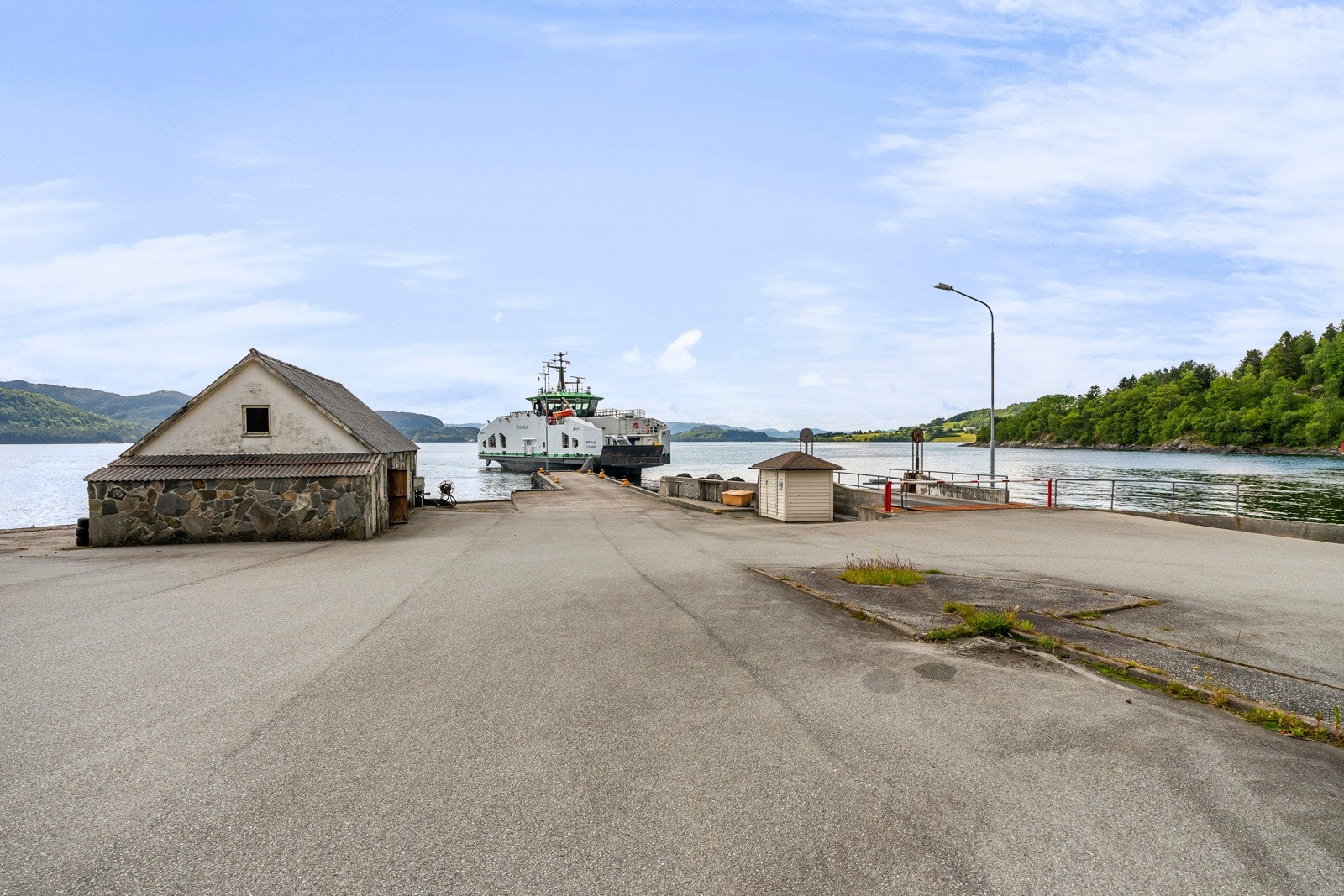 På eiendommens sjøside ligger en eldre sjøbu i naturstein, med karakteristisk uttrykk og mange muligheter Galleribilde