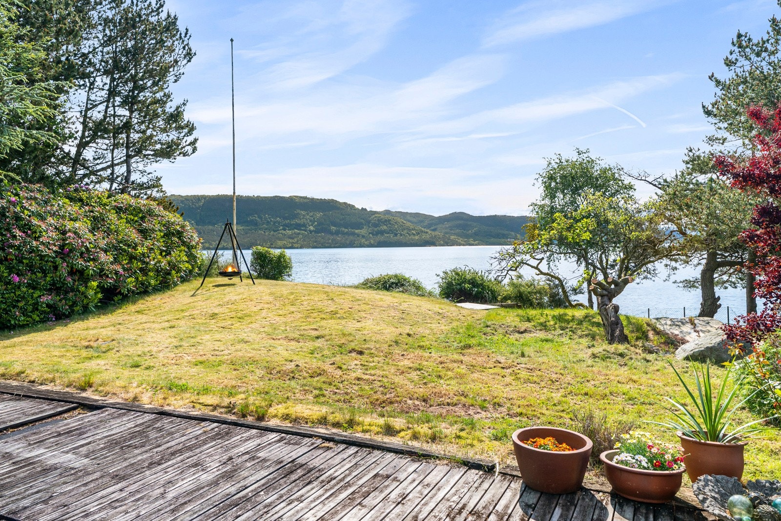 Eiendommen ligger på en variert og sørvendt tomt som grenser direkte mot sjøen. Galleribilde