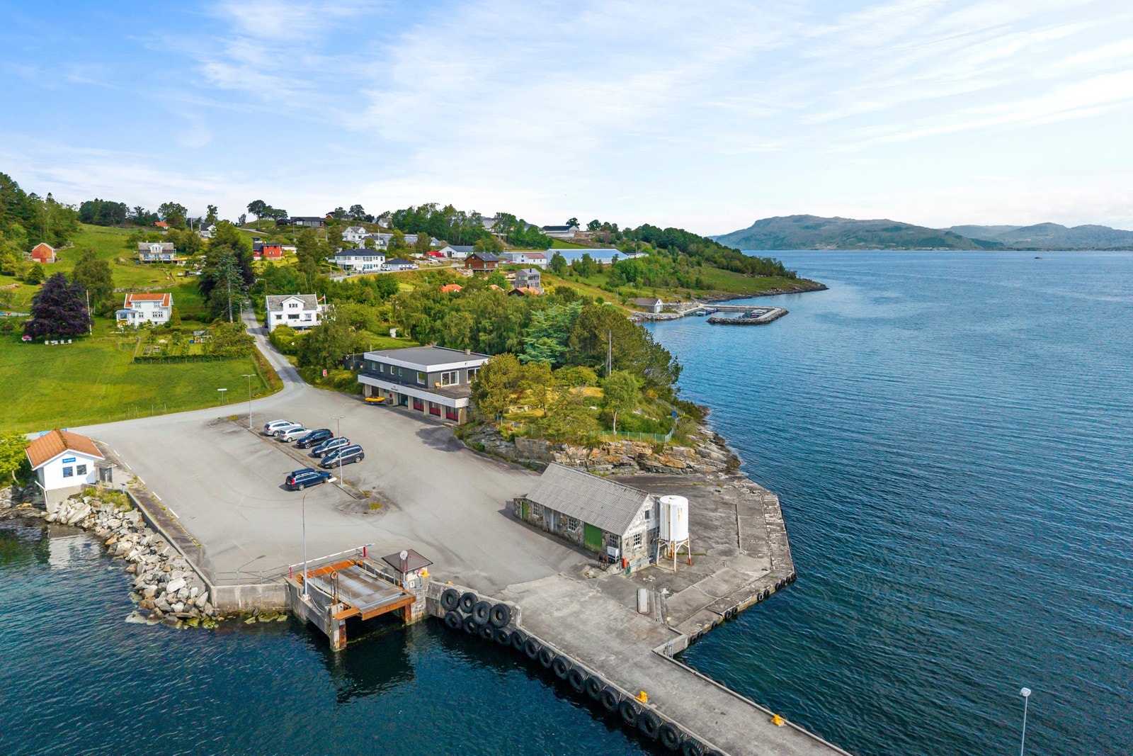 Denne kombinasjonseiendommen tilbyr en sjelden mulighet til å bo, arbeide og skape i samme ramme - med et stort potensial for både næring og utleie. Galleribilde