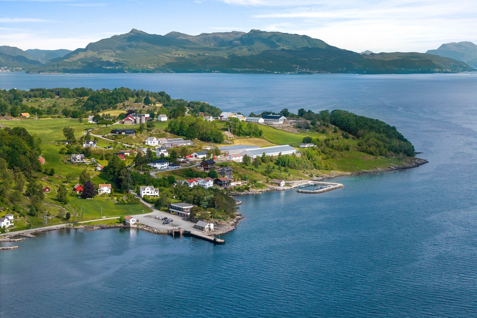 Uteområdene samlet sett gir eiendommen flere bruksmuligheter - både for rekreasjon, hage, natur, båt og fritidsbruk. Galleribilde