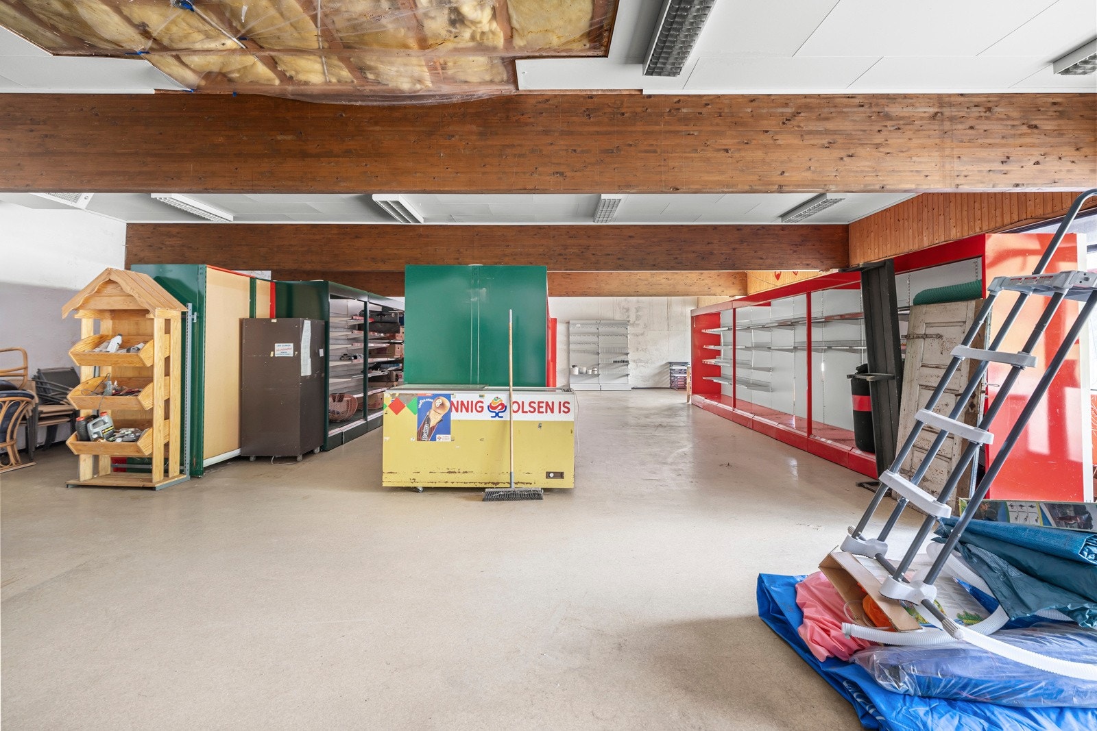 Første etasje inneholder et tidligere dagligvarelokale med store vindusflater og høy himling som gir godt lys og romfølelse Galleribilde