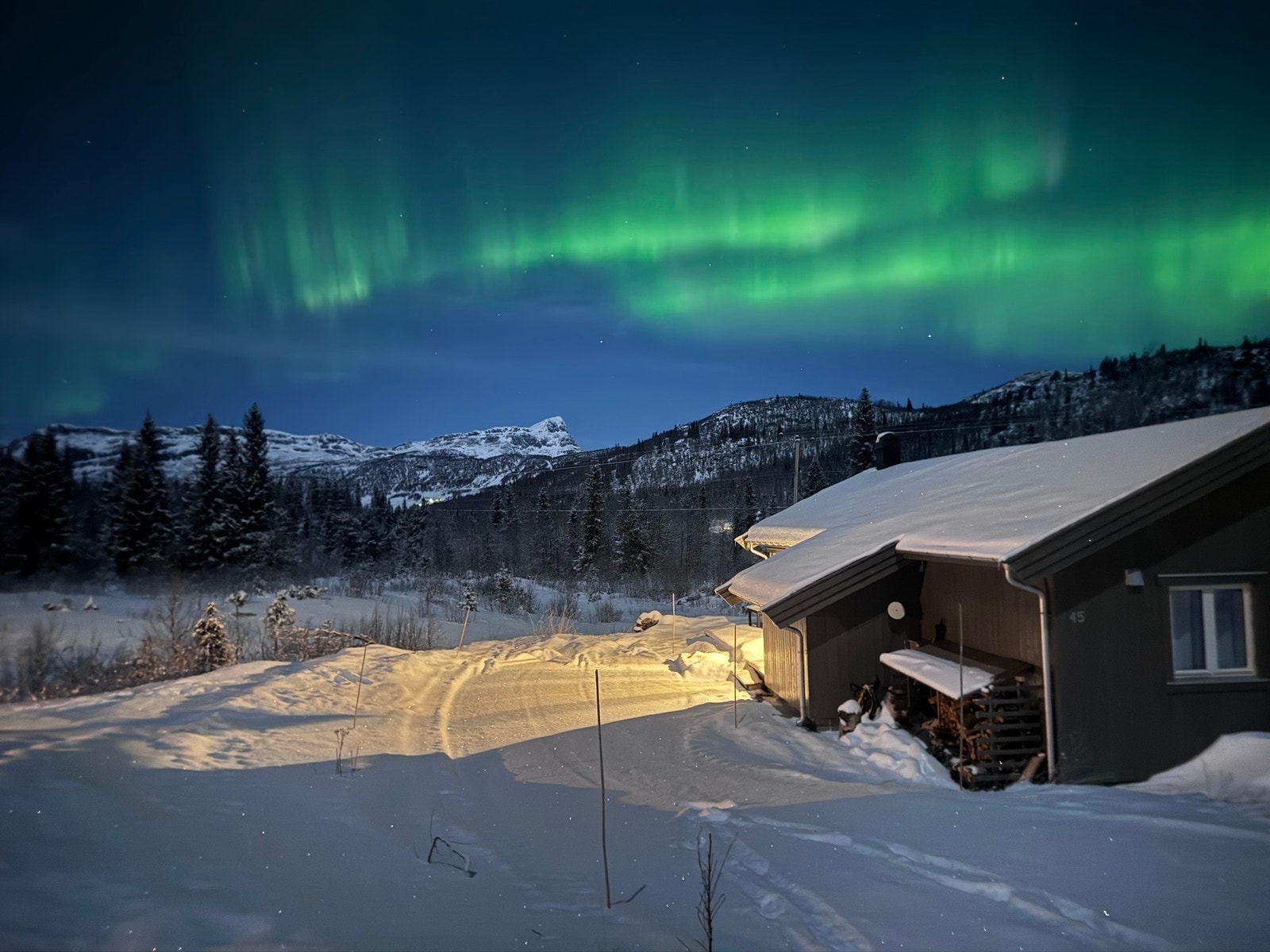 Nordlyset danser på himmelen. Bildet er tatt fra hytta mot nabohytta og Bitohorn. (selgers arkiv) Galleribilde