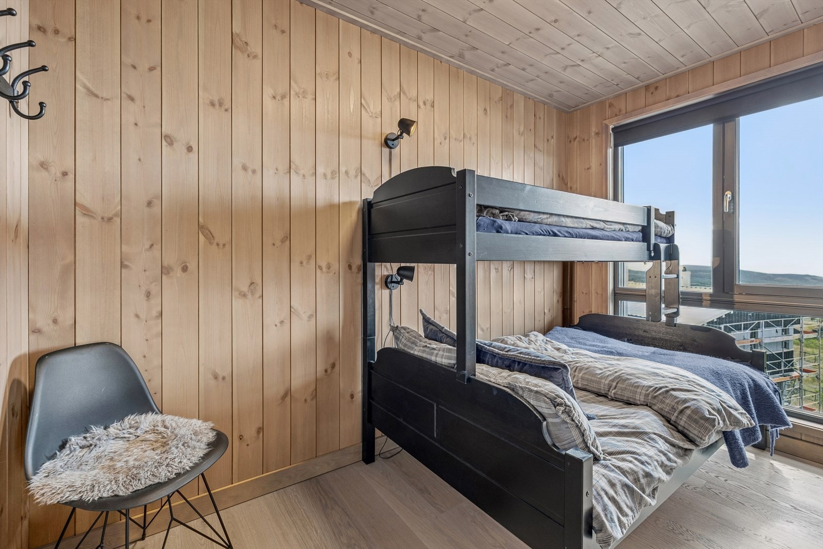 Familievennlig rom med køyeseng og mye sollys, som skaper en varm og trivelig atmosfære Galleribilde