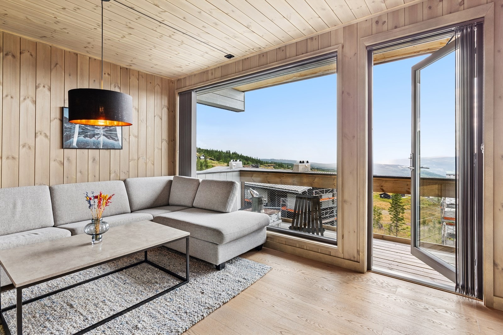 En lys utsynsstue med direkte utgang til verandaen Galleribilde