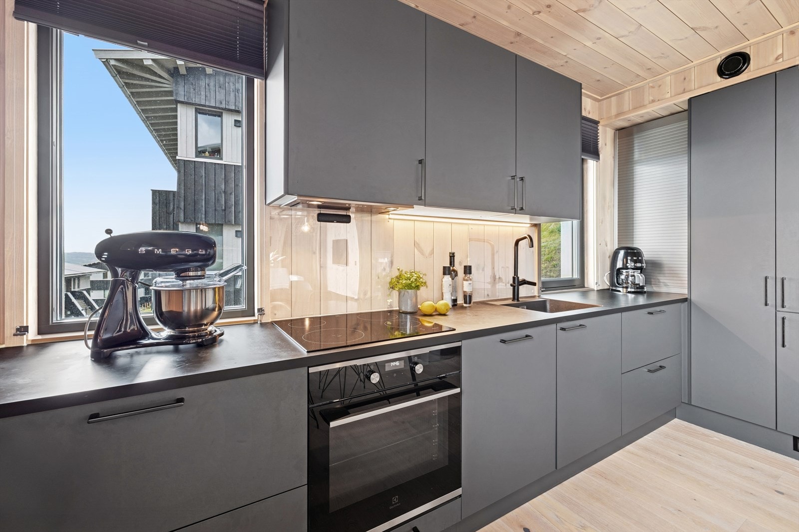 Kjøkkeninnredning fra 2022med laminerte skrog, glatte fronter og laminert benkeplate med kjøkkenkum. Det er plass til integrert komfyr, stekeovn, kombiskap kjøl/frys, oppvaskmaskin, og komfyrvakt. Galleribilde