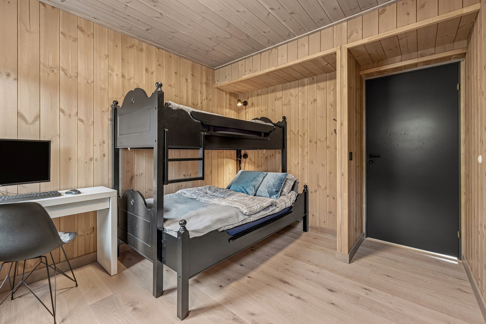 Funksjonelt rom med køyeseng og en praktisk kontorplass i hjørnet, ideelt for både hvile og produktivitet Galleribilde