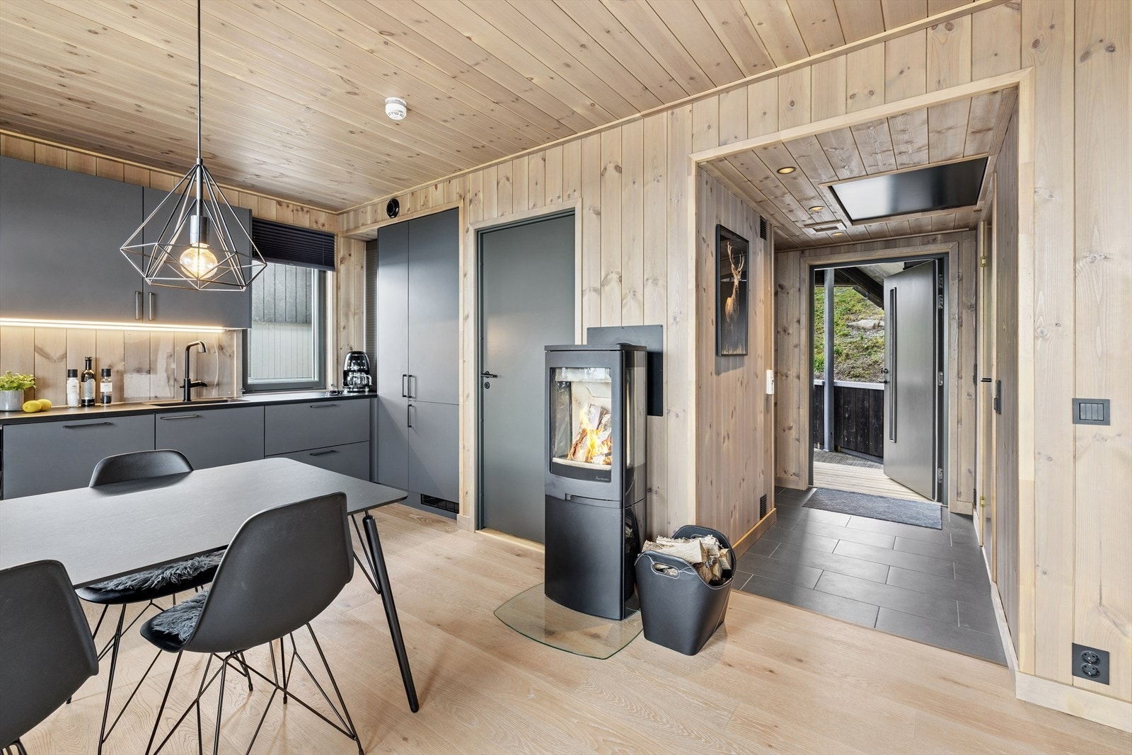 Åpen stue kjøkken med peis som hjertepunktet Galleribilde