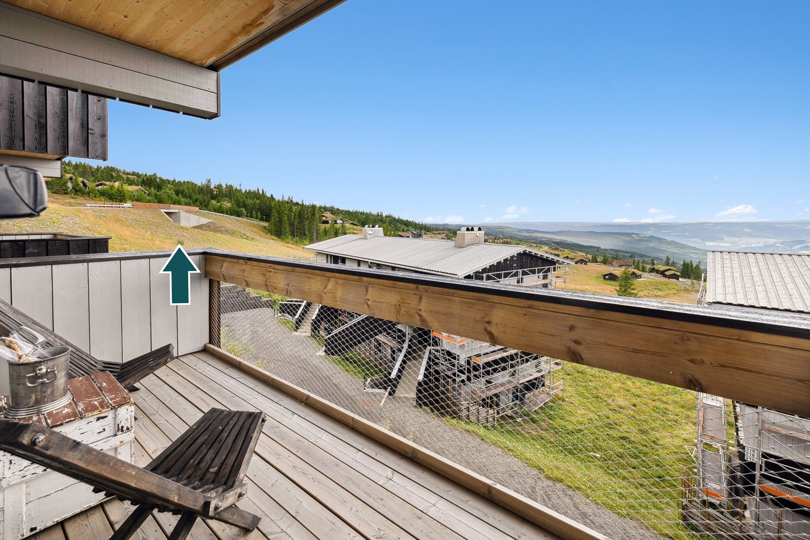 Fra verandaen har man full oversikt over en av flere tilfartsløyper som er i området! Galleribilde